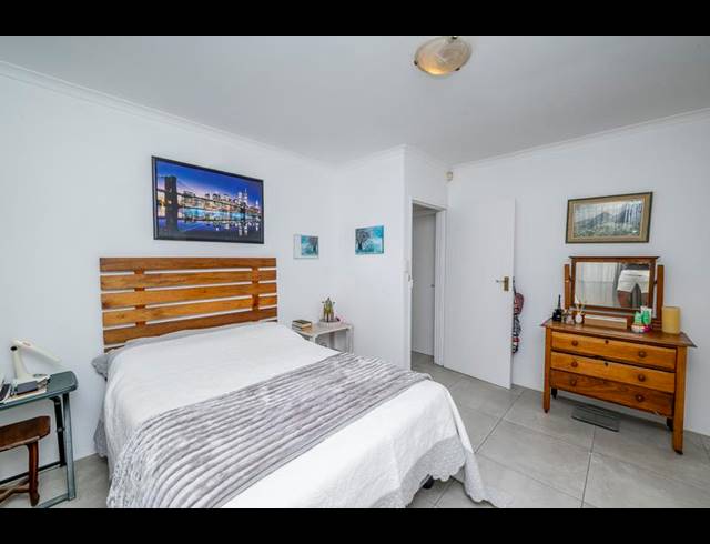 3 BEDROOM HOUSE FOR SALE IN UITZICHT